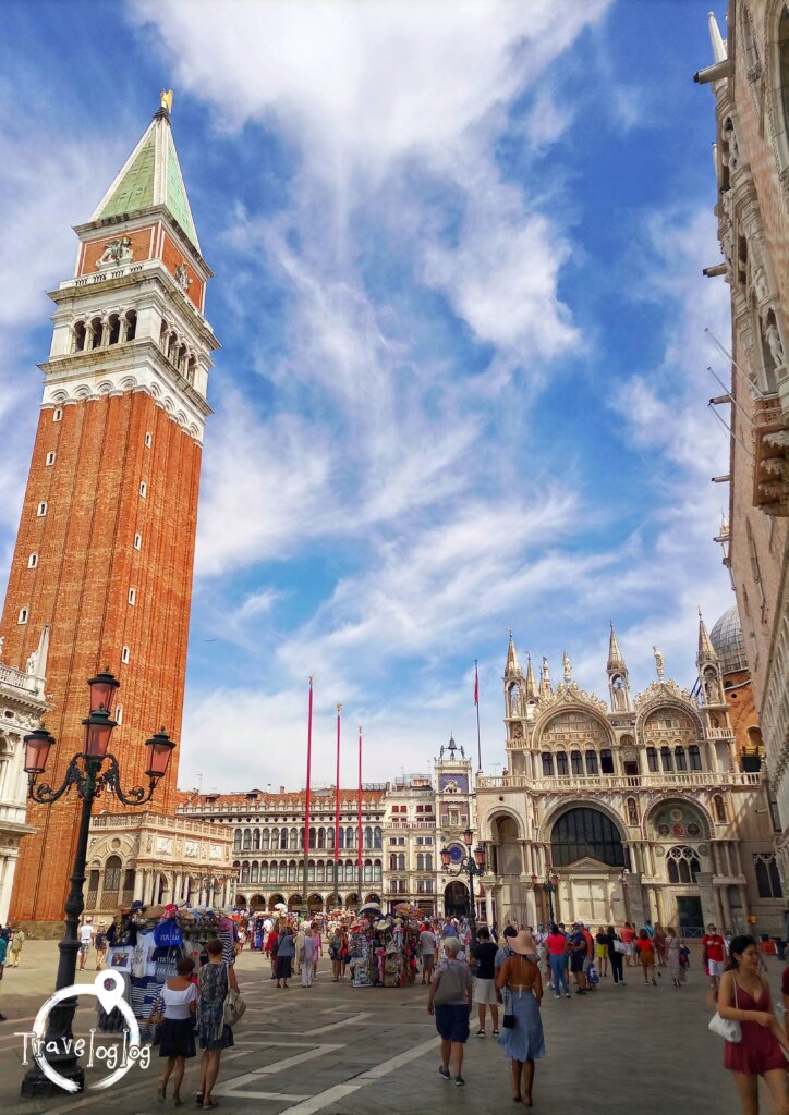ベネチア：サンマルコ広場と時計台