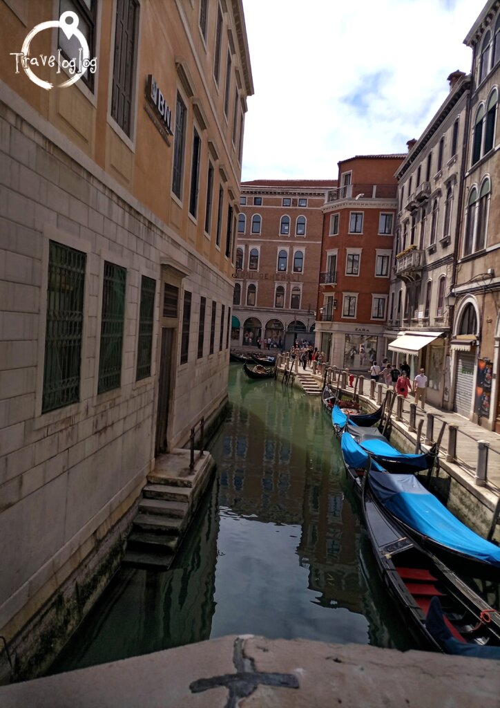 ベネチア：水路の道