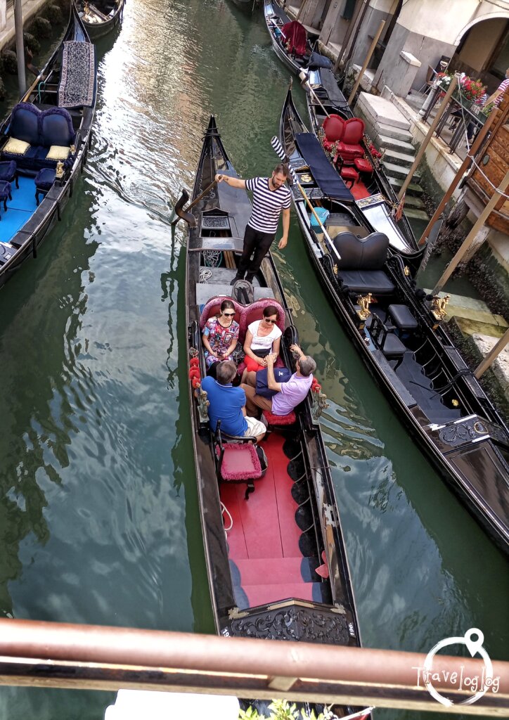 ベネチア：ゴンドラを船の上から覗く