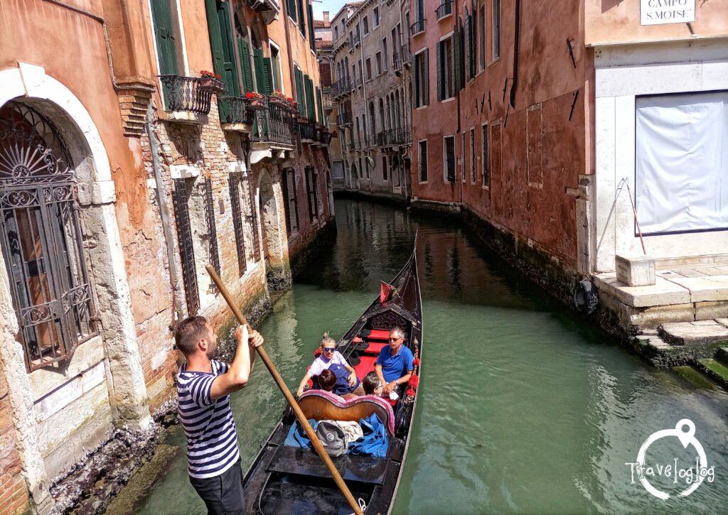 ベネチア：水路を進むゴンドラ