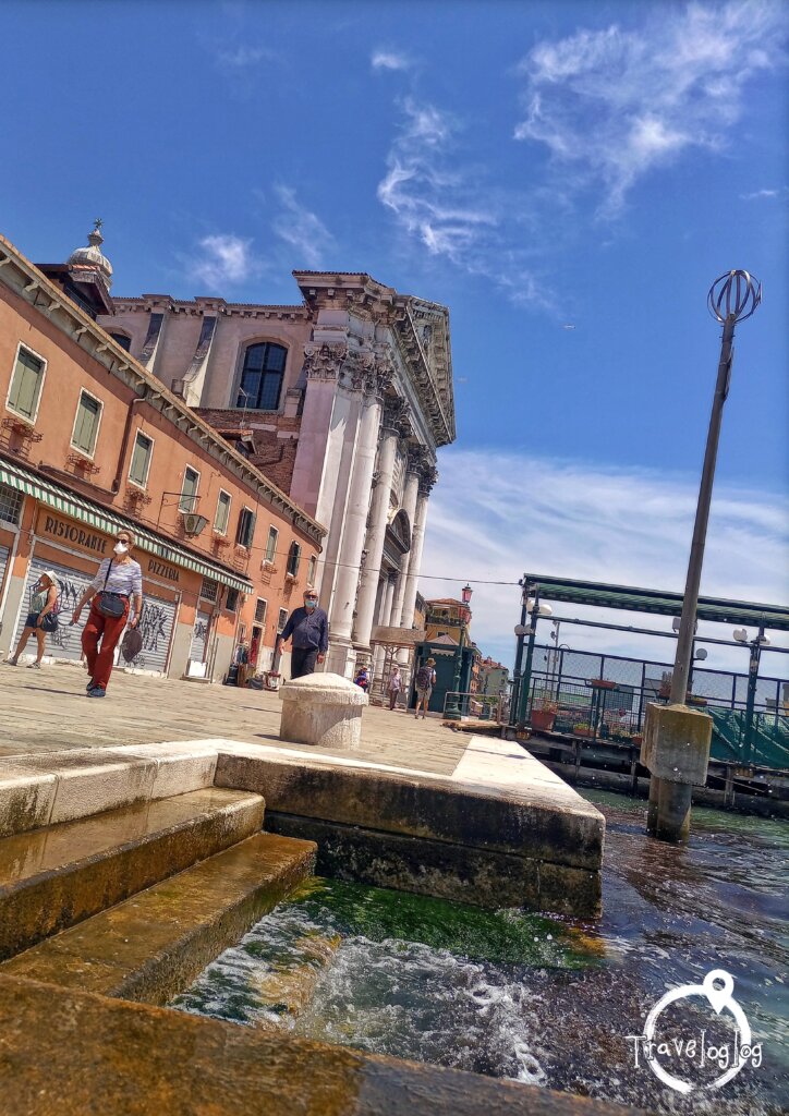 ベネチア：水路に続く階段