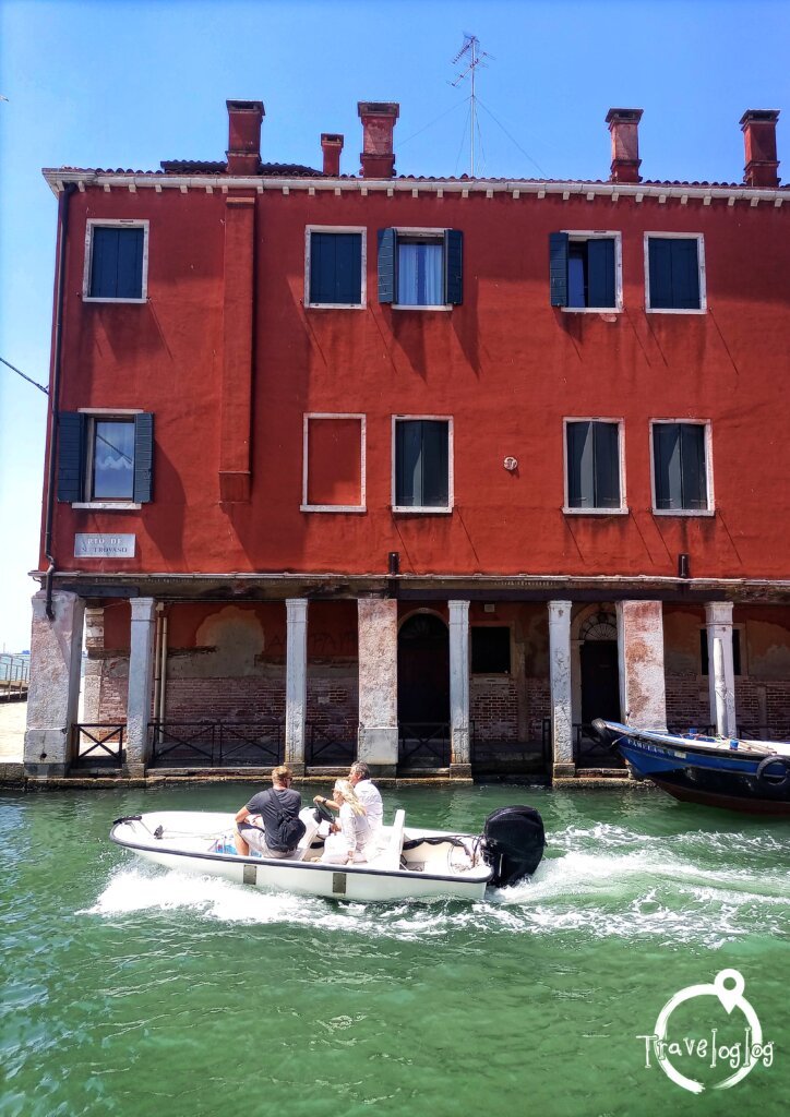 ベネチア：水路を進むボート