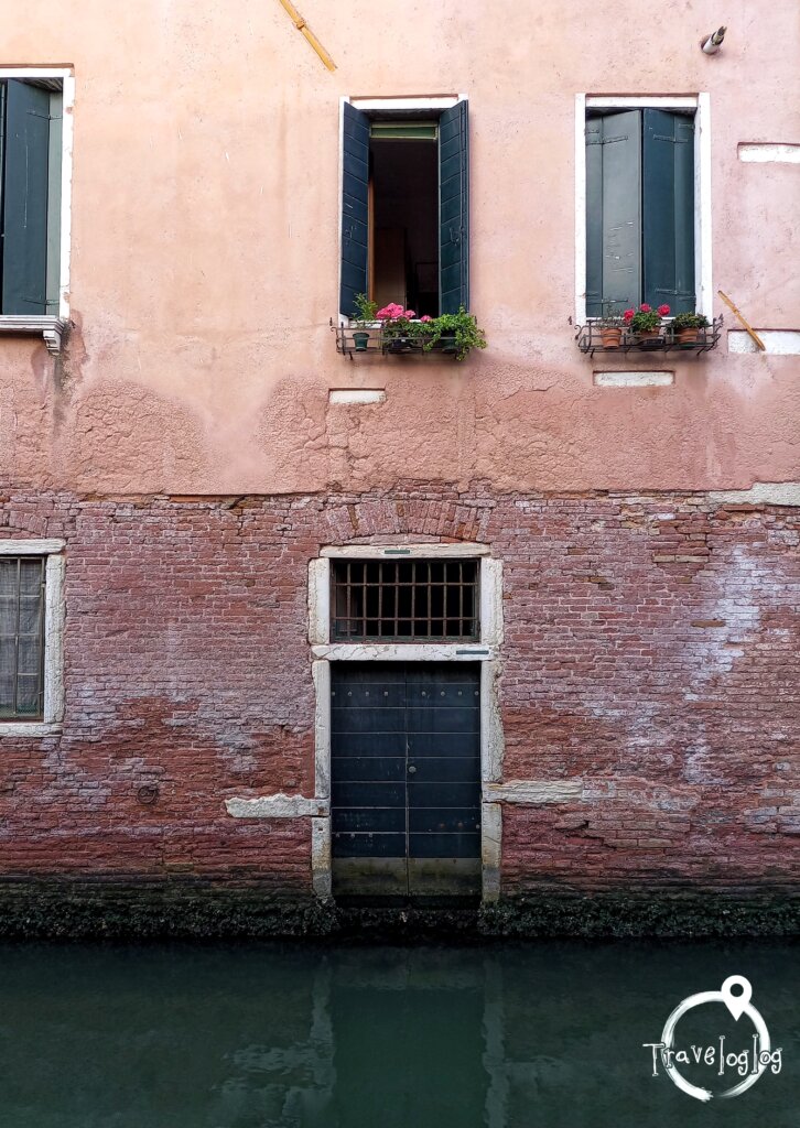 ベネチア：水路の扉
