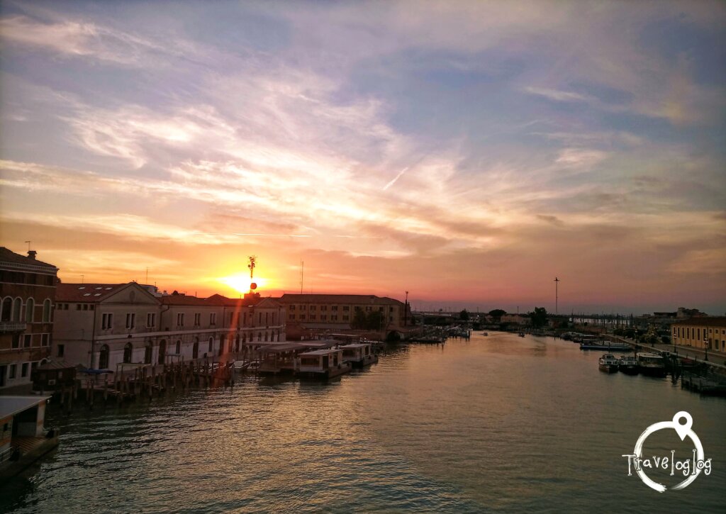 ベネチア：夕暮れの水路