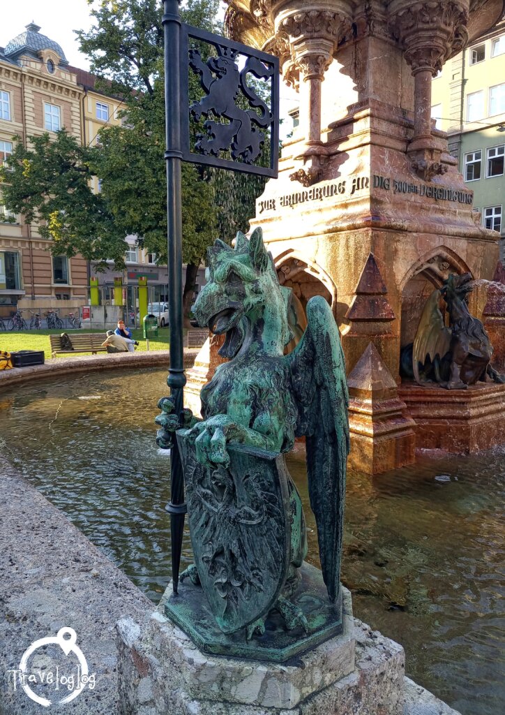 オーストリア：インスブルック：噴水の銅像