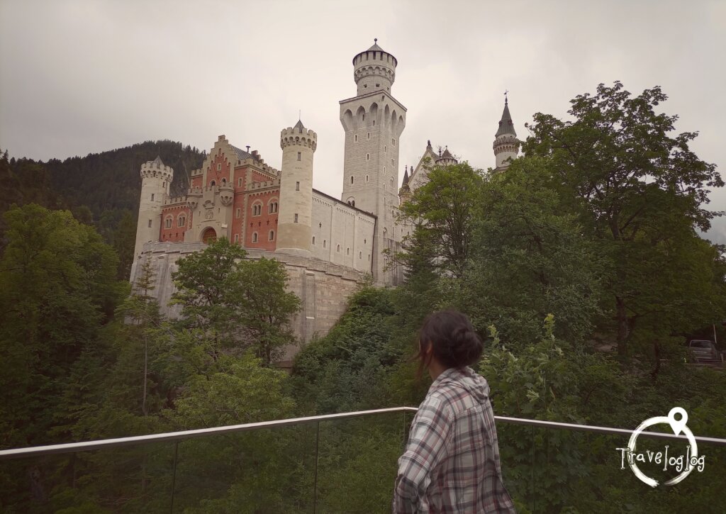 ドイツ：ノイシュバンシュタイン城を見上げる男性