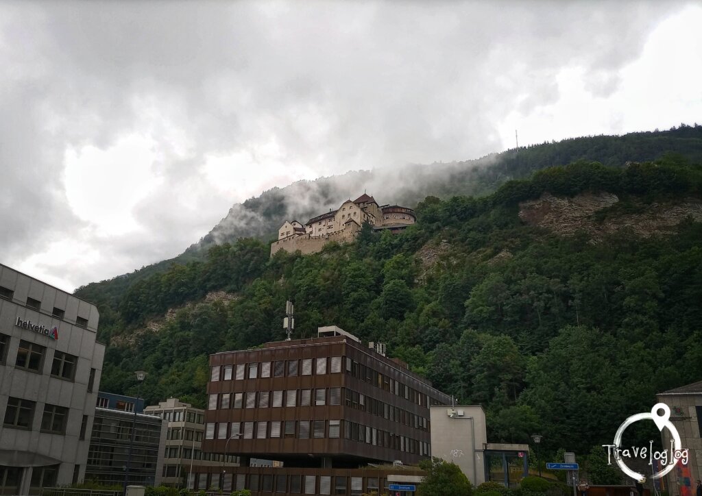 リヒテンシュタイン：雲の中のファドゥーツ城