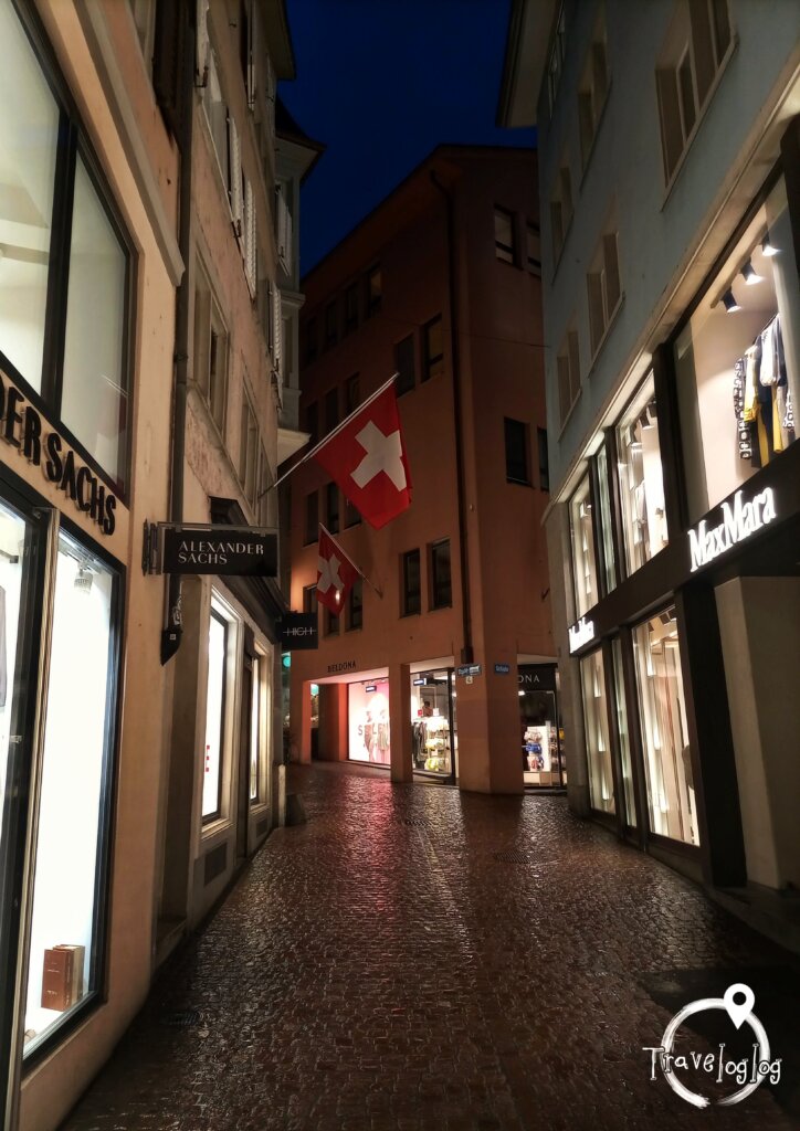 スイス：チューリッヒ：旗のかかる石畳
