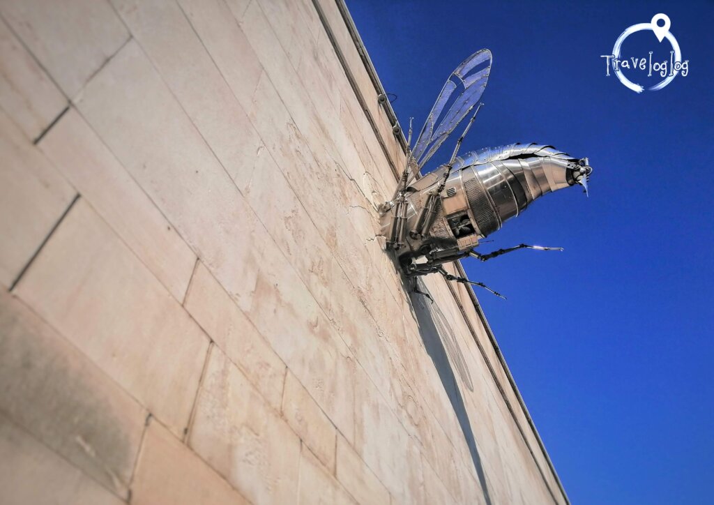 ブルガリア：ガブロヴォ・壁に突っ込んだハエのオブジェ