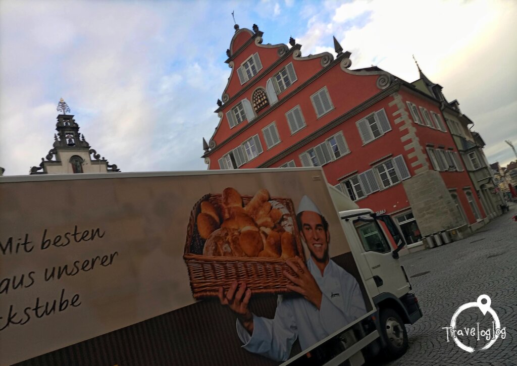 ドイツ：リンダウ：市庁舎前に停まるパン屋のバス