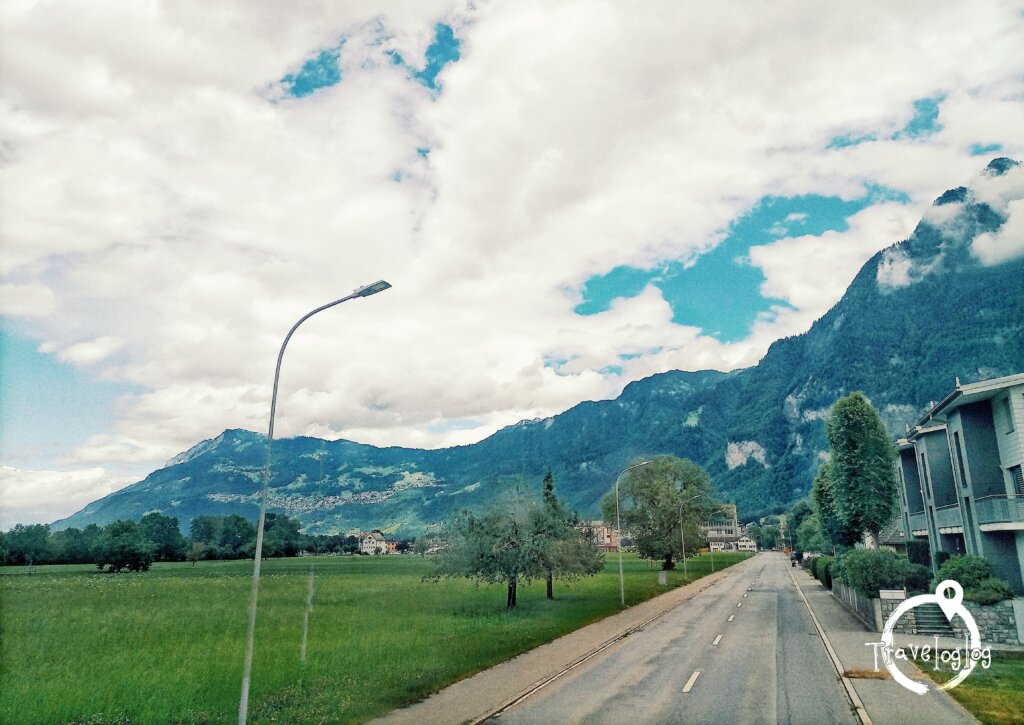 リヒテンシュタイン：山へと続く真っ直ぐな道路