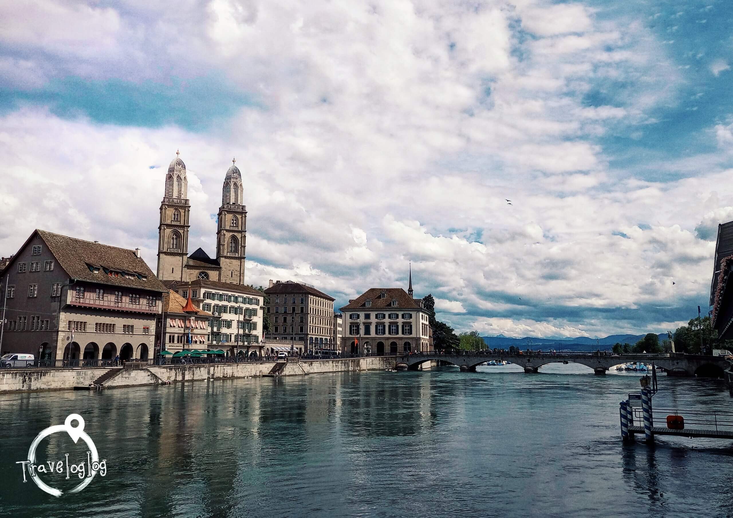スイス：チューリッヒ：川向うの教会