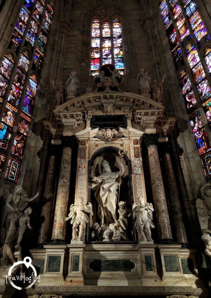 イタリア：ミラン：ミラノ：大聖堂の中の彫刻