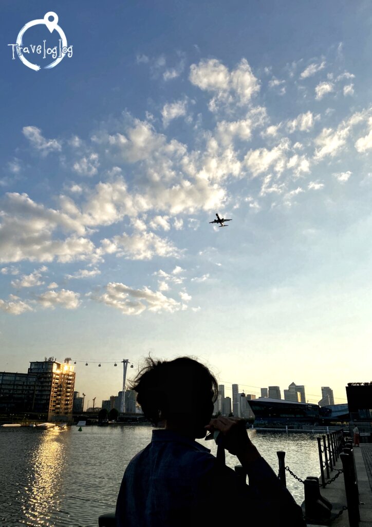 ロンドン：飛行機と空