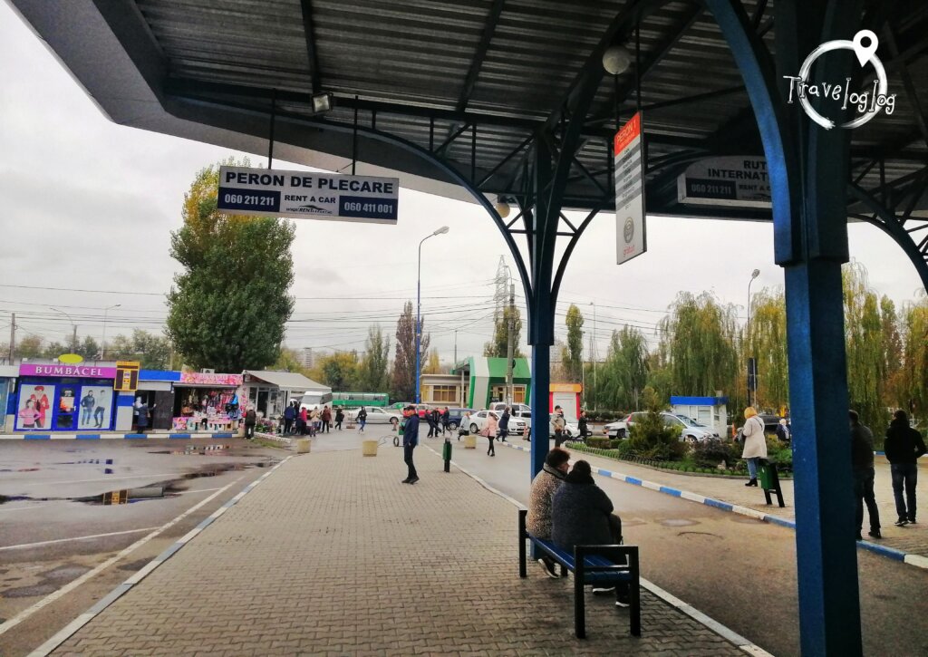 モルドバ：ウクライナへ向かうバス停