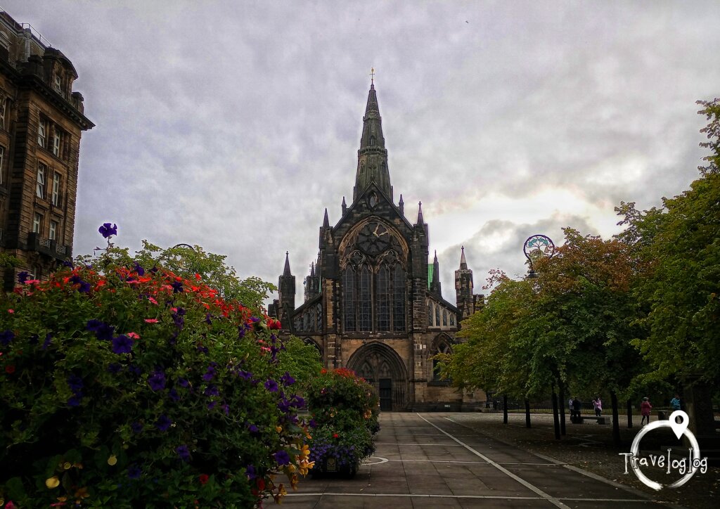 イギリス：スコットランド：グラスゴー：くもり空の大聖堂