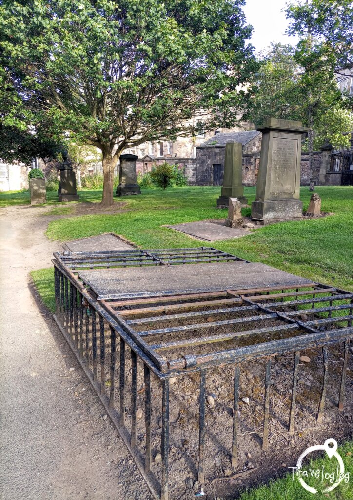 スコットランド：エジンバラ：墓泥棒対策のお墓に鉄柵