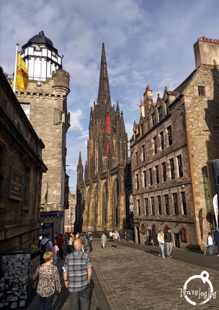 スコットランド：エジンバラ：赤い窓の目立つ教会