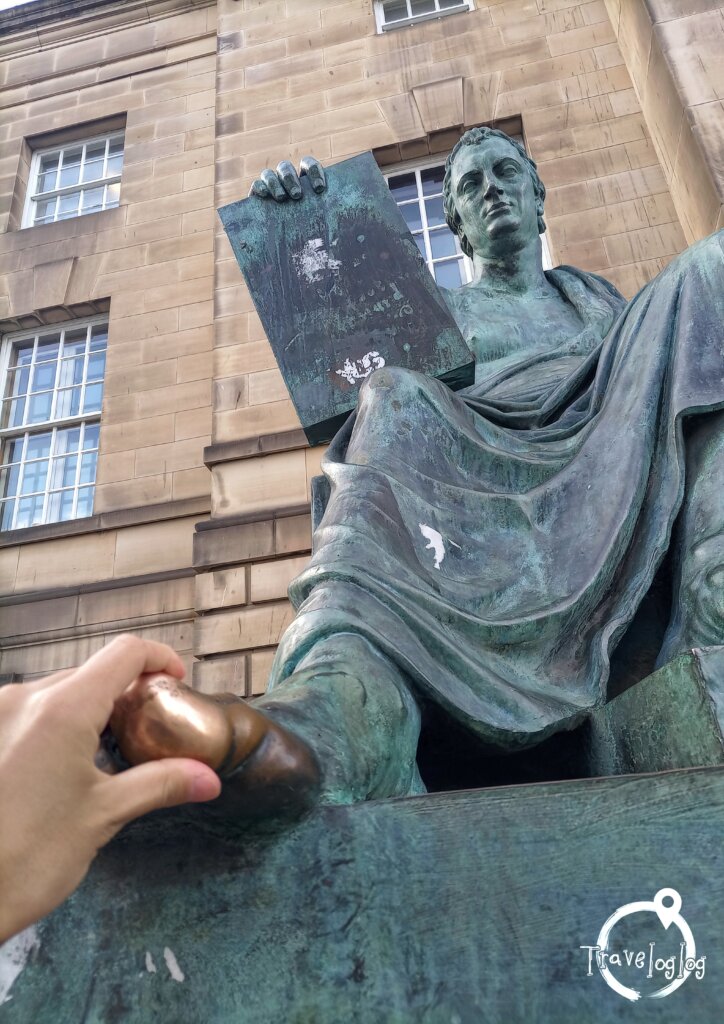 スコットランド：エジンバラ：足の指に触ると頭が良くなるベンサムの銅像