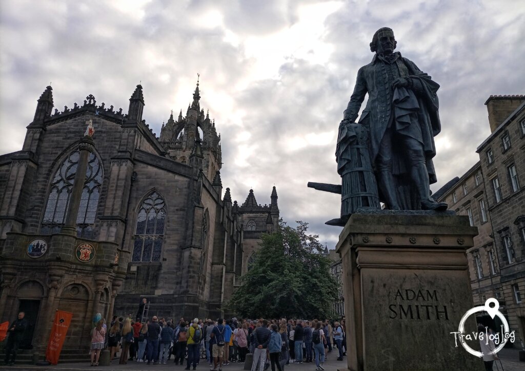 スコットランド：エジンバラ：アダムスミスの銅像と教会