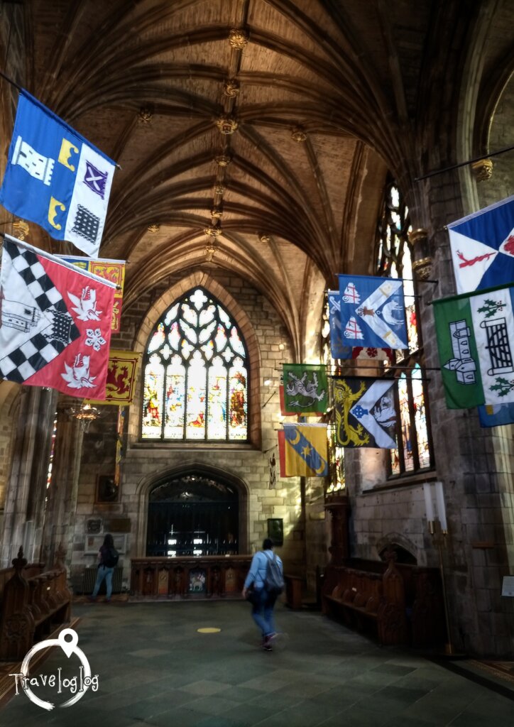 スコットランド：エジンバラ：旗の沢山掲げてある教会