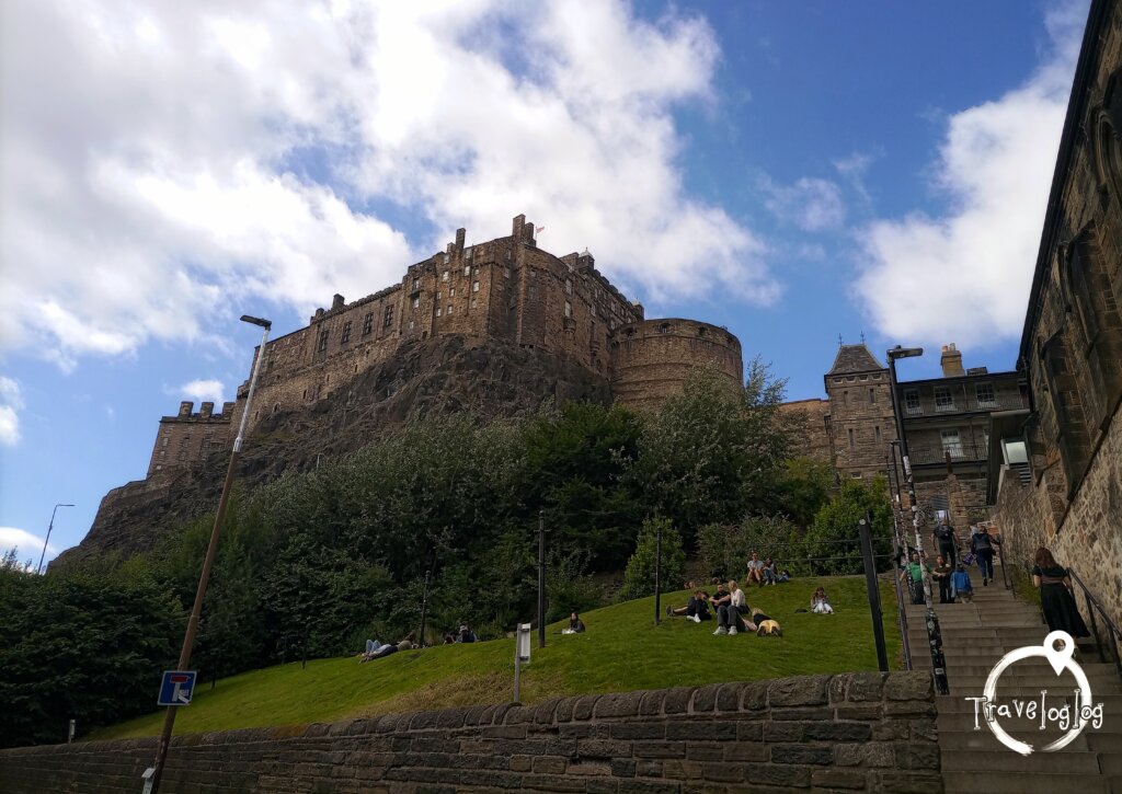 スコットランド：エジンバラ：お城の近くでピクニック