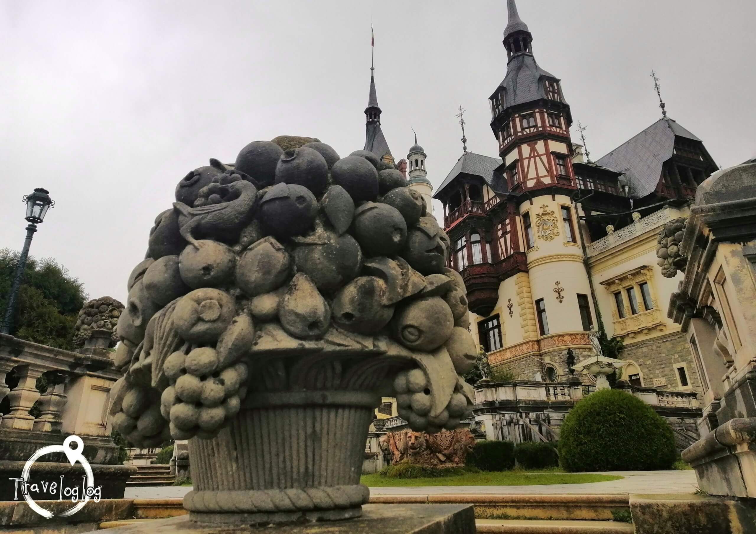 ルーマニア：ペレシュ城の石像の果物