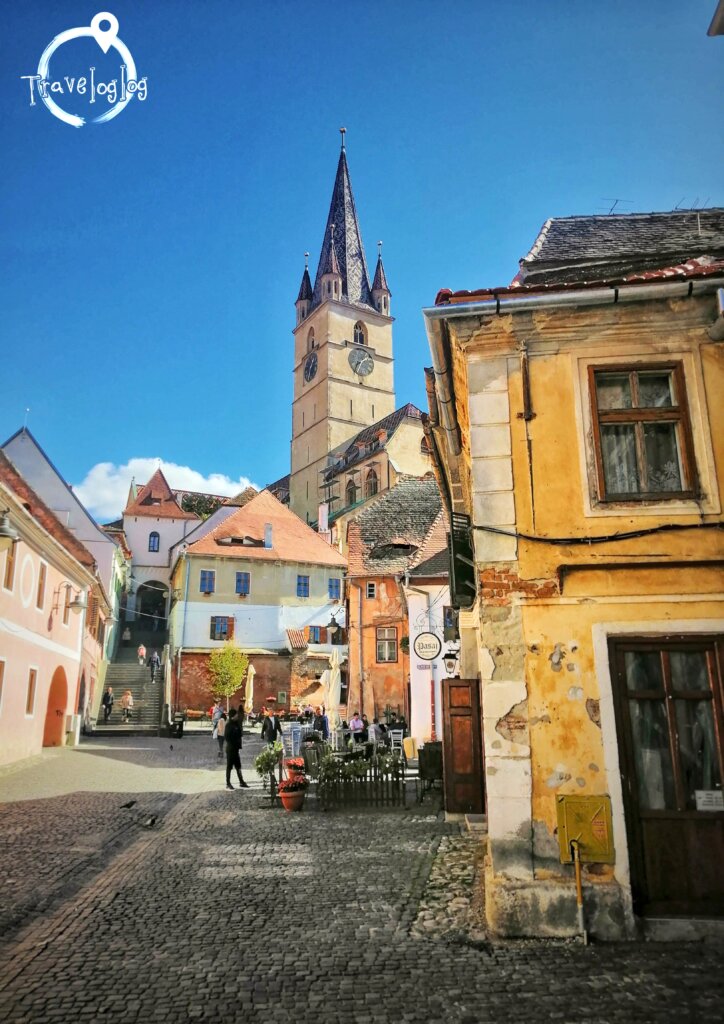 ルーマニア：石畳の旧市街の奥に見える塔