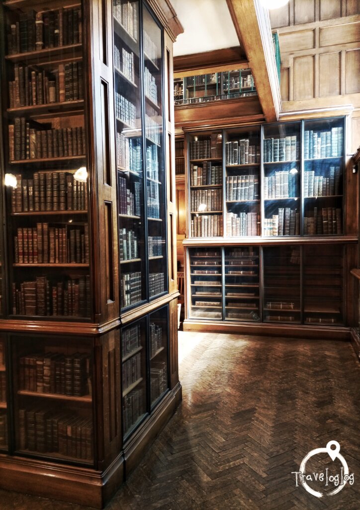 イギリス：マンチェスター：古い本がたくさんある図書館２