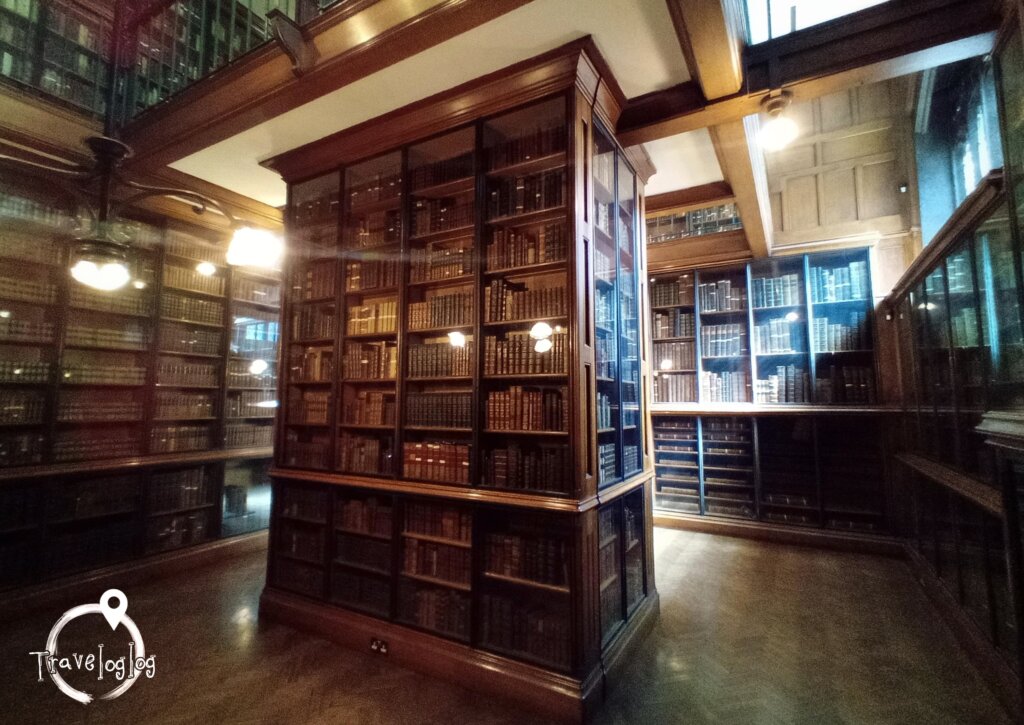 マンチェスター：古い本がたくさんある図書館