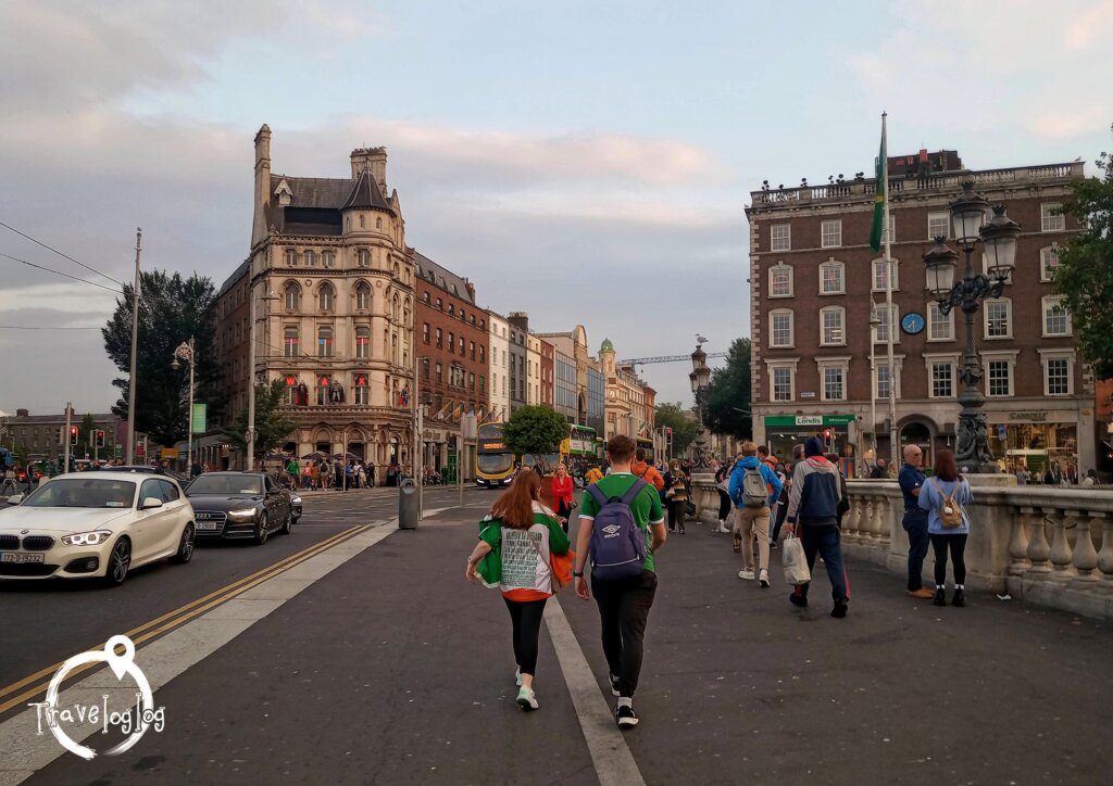 アイルランド：ダブリン：サッカーの応援に行くカップル