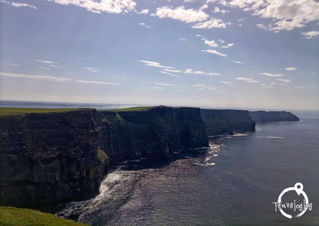 アイルランド：遠くまで見えるモハーの崖