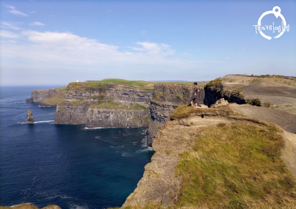 アイルランド：モハーの崖に立つ俺