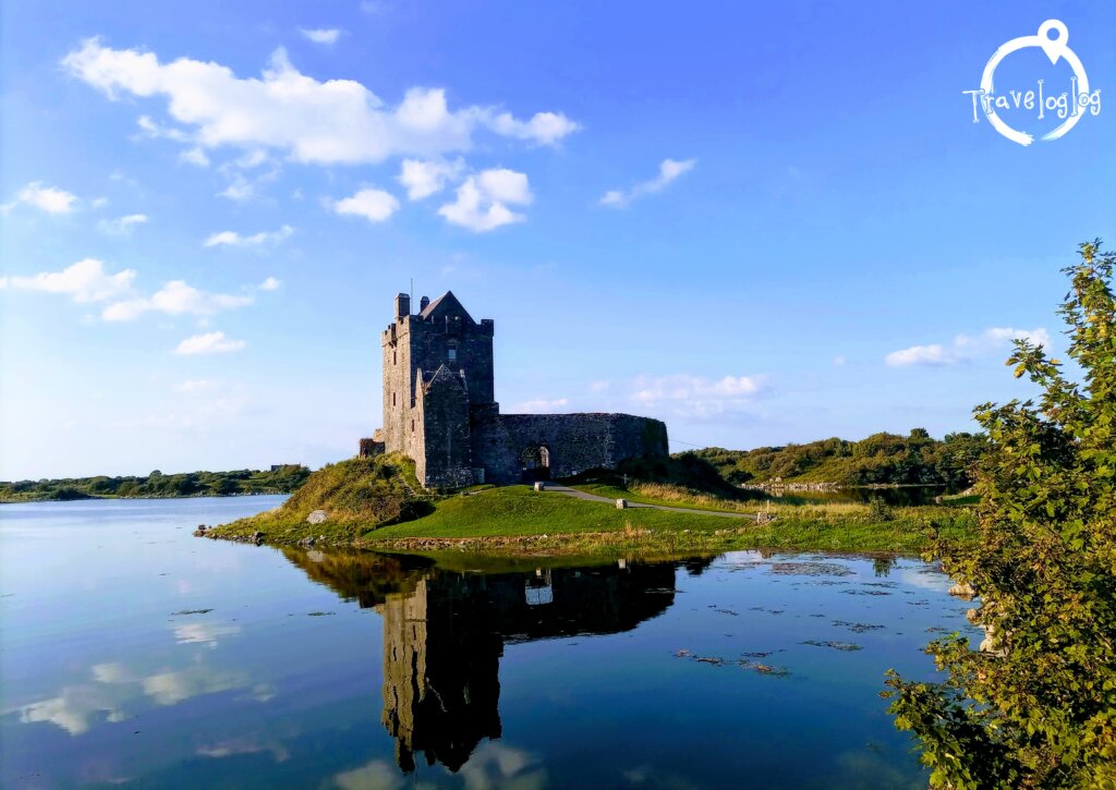 アイルランド：湖の上の城