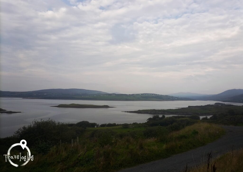 アイルランド：ぽつぽつ浮かぶ島と薄暗いくもり空