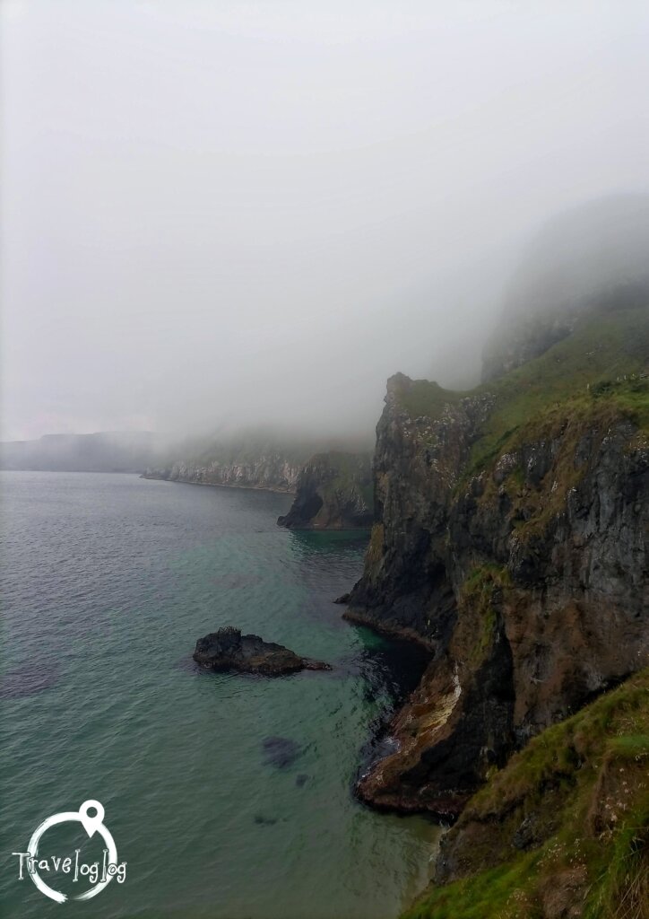 アイルランド：霧に包まれた崖ときれいな海