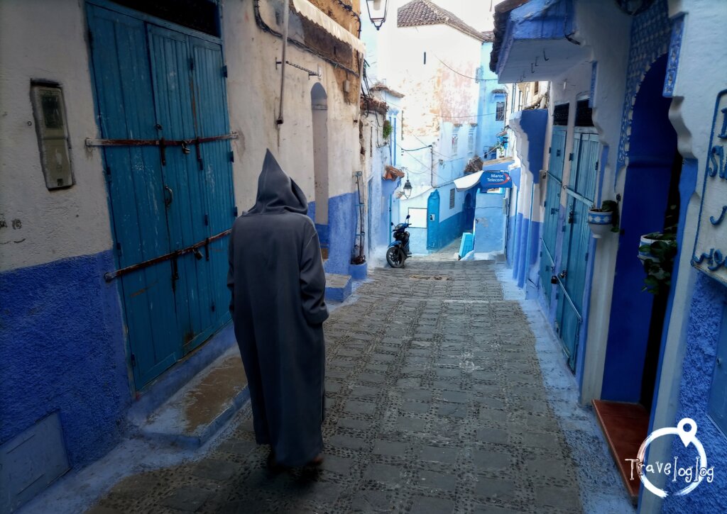 モロッコ：シェフシャウエン：青の建物と老人