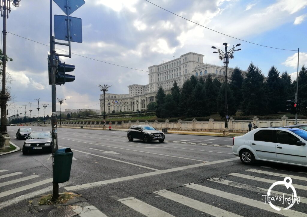 ルーマニア：ブカレスト・国民の館前の道路