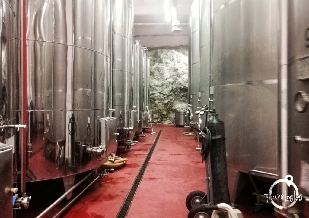 モルドバ：ワインセラーのタンク