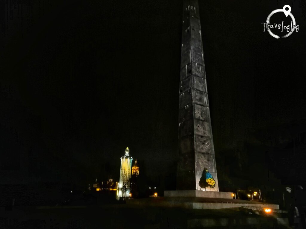 キエフ：深夜の慰霊塔