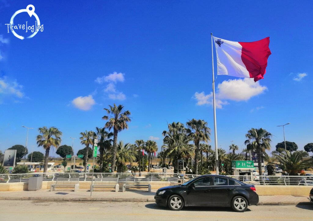 マルタ：国旗がたなびく青空