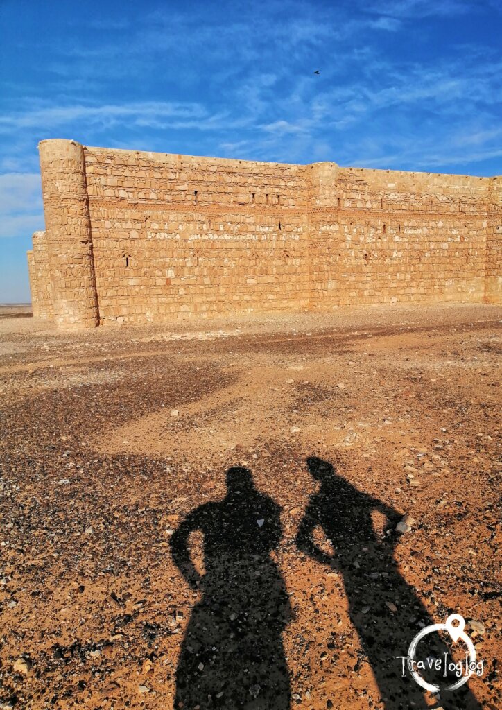ヨルダン：遺跡を眺める２つの影
