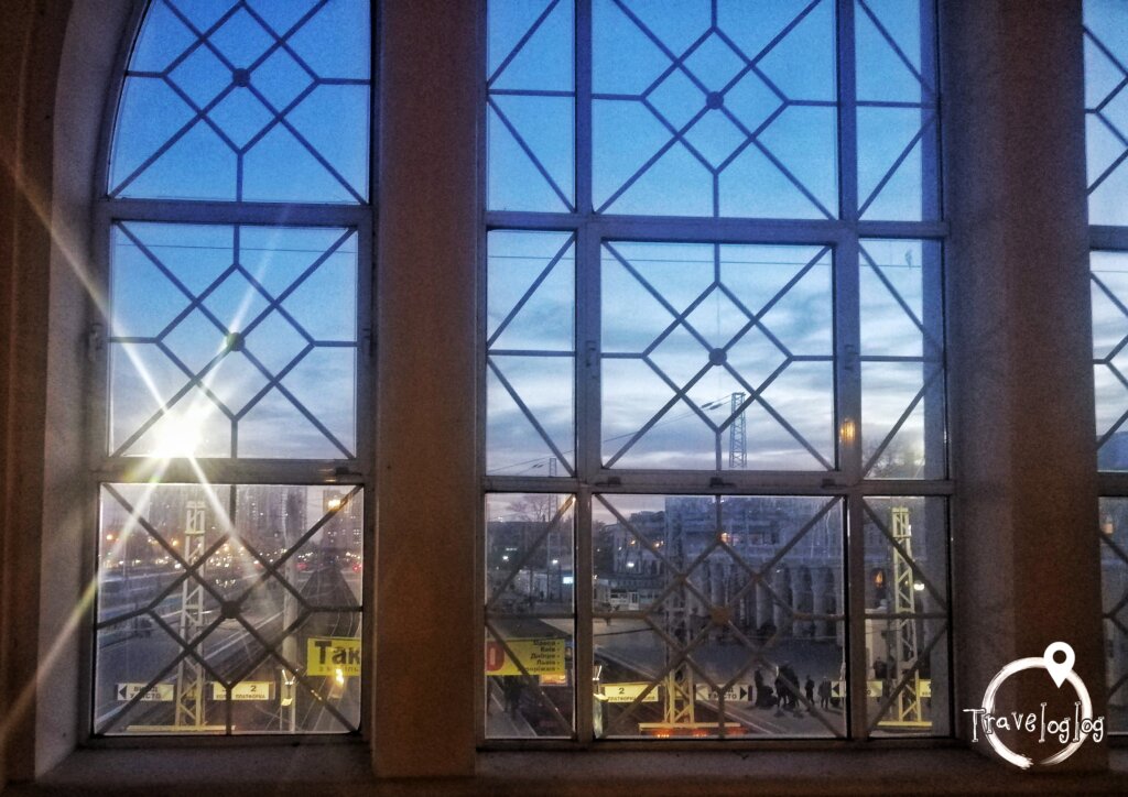 オデッサ：窓から見る駅の景色