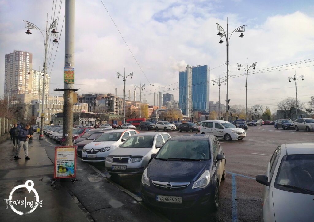 キエフ：駅前の駐車場
