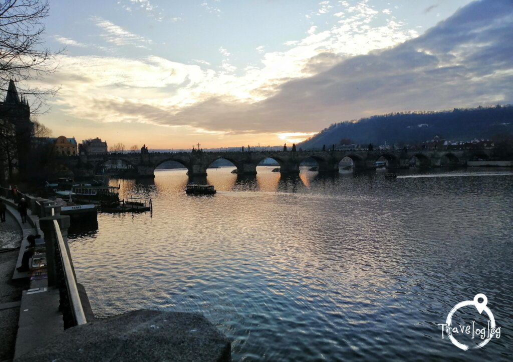 プラハ∶カレル橋と夕日