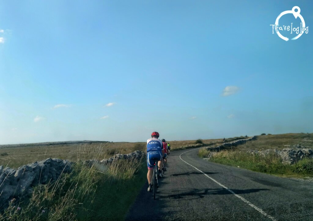アイルランド：サイクリングをする人々