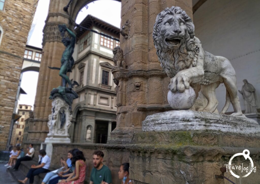 イタリア：フィレンツェ：ライオンの彫刻