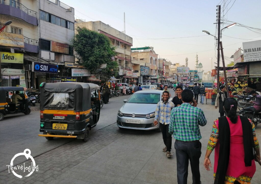 インド：栄えた町の車道