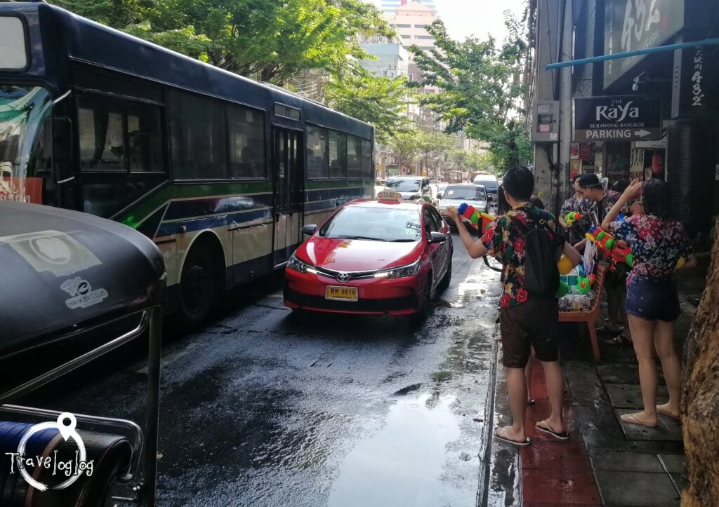 タイ：バンコク：水かけ祭りで車に水をかける