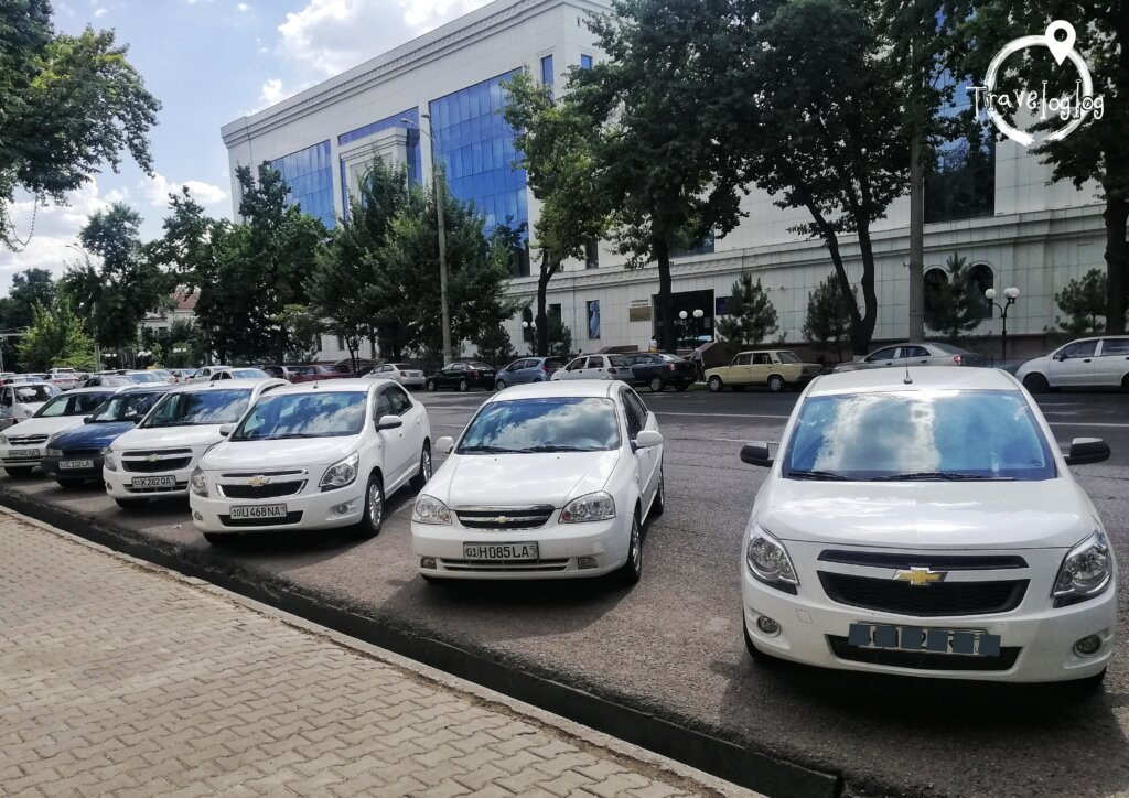 ウズベキスタン：たくさん並んだシボレー車